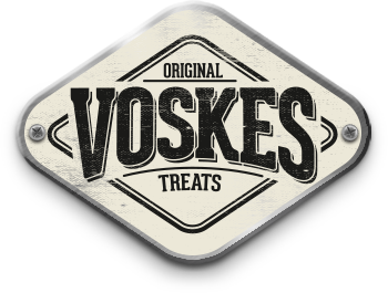 Met ons assortiment van ruim 200 verschillende hondensnacks is Voskes sinds 1981 uitgegroeid tot het merk op gebied van hondensnacks. Kwaliteit staat bij Voskes centraal, natuurlijke ingrediënten zonder kunstmatige toevoegingen. Met ruim 35 jaar ervaring op het gebied van hondensnacks is Voskes nog steeds groeiende. Naast de hondensnacks heeft Voskes het assortiment uitgebreid met een geheel vernieuwde productlijn kattensnacks en verder is er nog een Delicatesse lijn geïntroduceerd voor de fijnproevers.